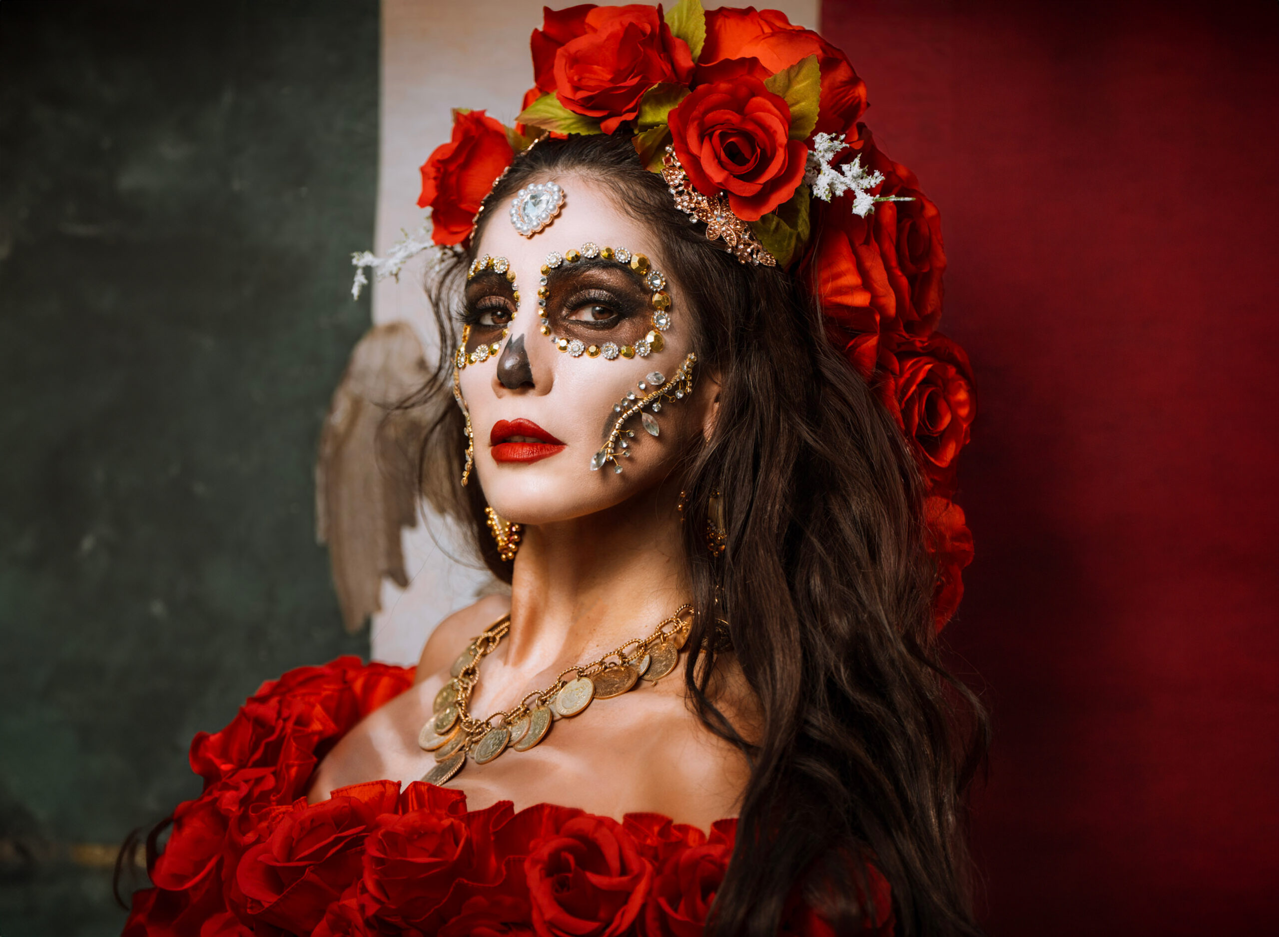 Catrina Dolores symbolizes the color red in the Mexican flag—representing blood, bravery, and the sacrifice behind Mexico’s fight for independence. She carries a replica of the Campana de Dolores, used by Miguel Hidalgo to ignite the movement for freedom, along with two historical flags: the Cruz de Borgoña (1811-1821), flown by royalist forces from Córdova, Orizaba, and Jalapa, and the Bandera del Batallón de Tres Villas (1823–1855)—the first known flag to feature the eagle without a crown, reflecting the early vision of a sovereign republic.