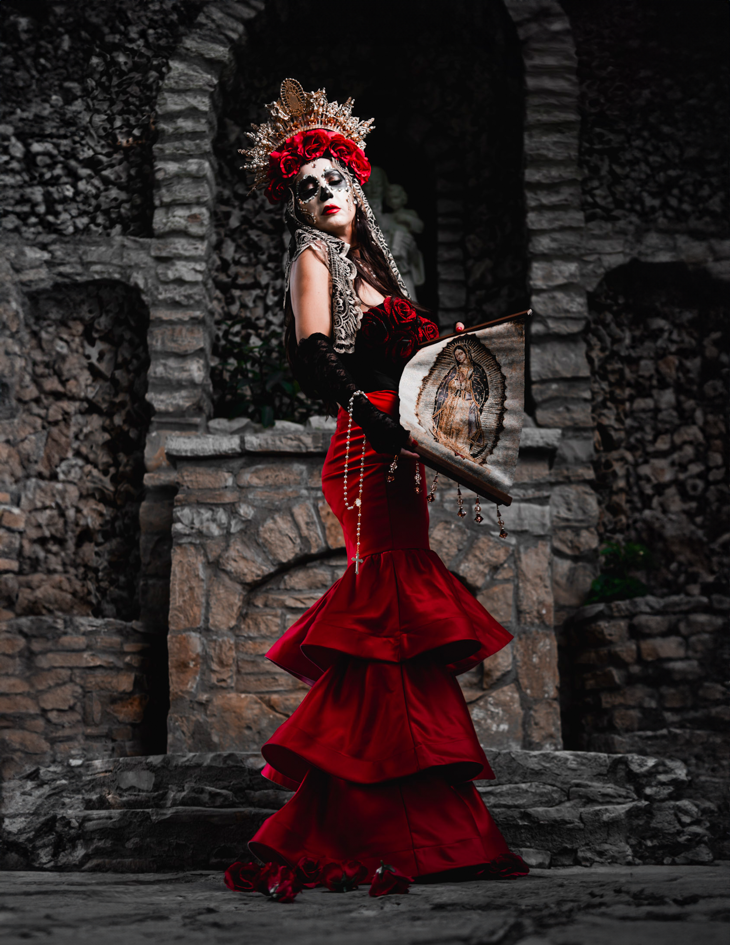 “Castilla” Catrina refers to the origin of the flowers that Juan Diego, a man of Aztec descent, gathered as proof that the apparitions of the Virgin of Guadalupe were real.