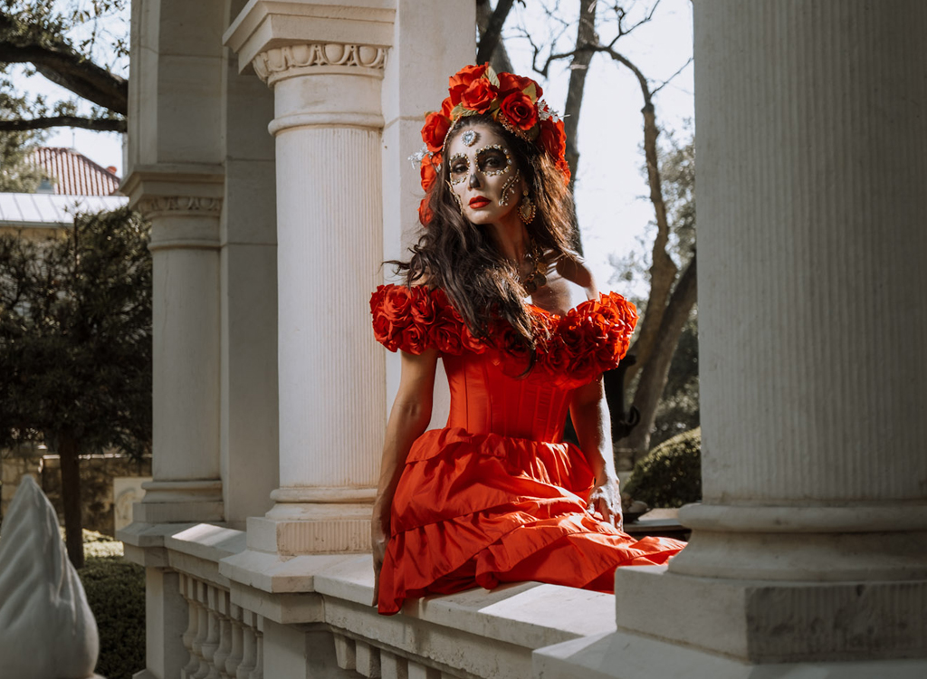 Catrina Dolores symbolizes the color red in the Mexican flag—representing blood, bravery, and the sacrifice behind Mexico’s fight for independence.