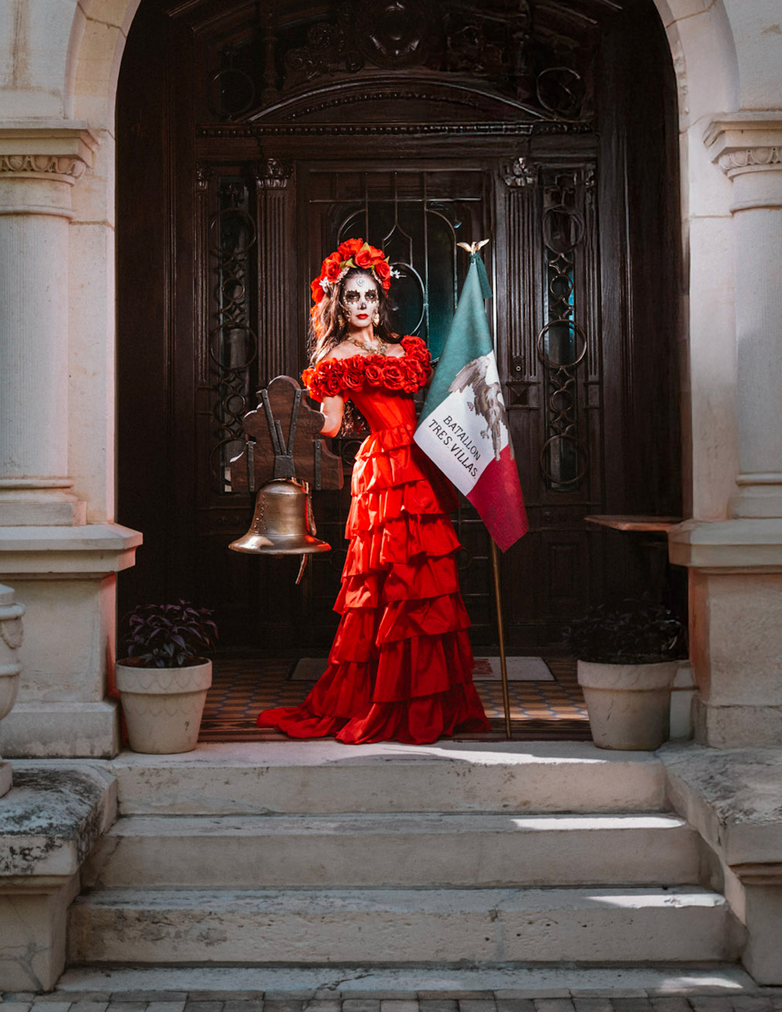 Catrina Dolores symbolizes the color red in the Mexican flag—representing blood, bravery, and the sacrifice behind Mexico’s fight for independence. 