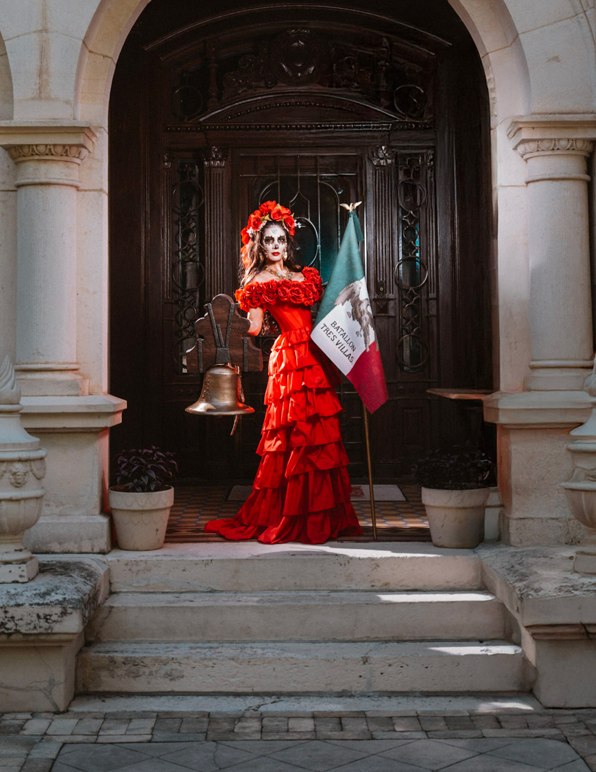Catrina Dolores symbolizes the color red in the Mexican flag—representing blood, bravery, and the sacrifice behind Mexico’s fight for independence.
